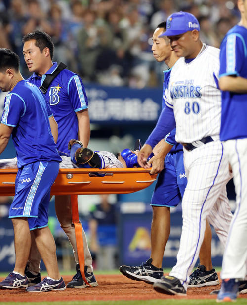 DeNA対ヤクルト　8回裏DeNA1死、右足に死球を受けタンカで運ばれる大和。右は心配そうなラミレス監督（撮影・垰建太）