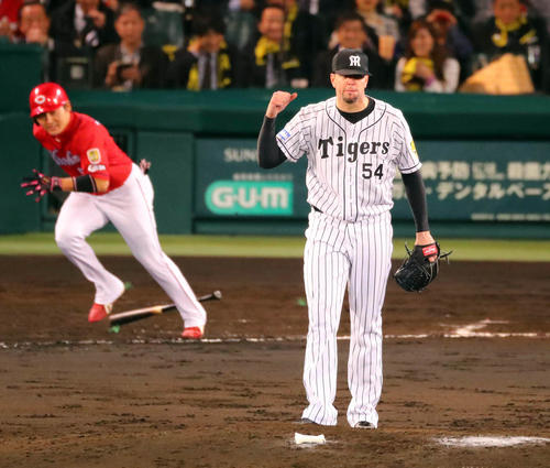 17年4月、メッセンジャーは丸を遊ゴロ併殺打に打ち取りガッツポーズ（撮影・宮崎幸一）