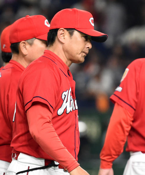 巨人対広島　巨人に勝利しグラウンドを後にする広島緒方監督（撮影・横山健太）