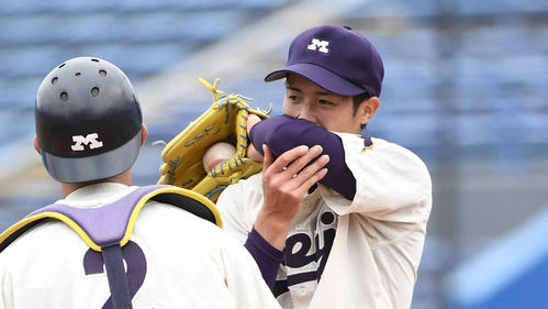 1回裏東大1死一塁、2者連続の死球を与えた後、汗を拭う森下（右）（撮影・鈴木みどり）