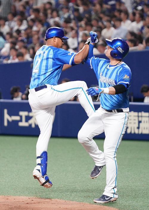 5回表DeNA2死一塁、左越え2点本塁打を放ちネフタリ・ソト（右）とタッチを交わすホセ・ロペス（撮影・森本幸一）