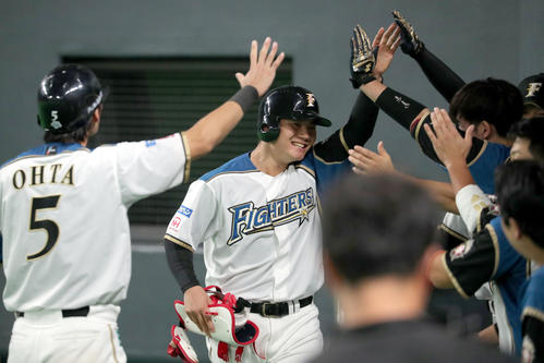 日本ハム対ソフトバンク　8回裏日本ハム1死満塁、勝ち越しとなる右前適時打を放ちチームメートに出迎えられる清宮（撮影・佐藤翔太）
