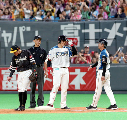 日本ハム対ソフトバンク　8回裏日本ハム1死満塁、勝ち越しとなる右前適時打を放ち笑顔を見せる清宮（撮影・佐藤翔太）