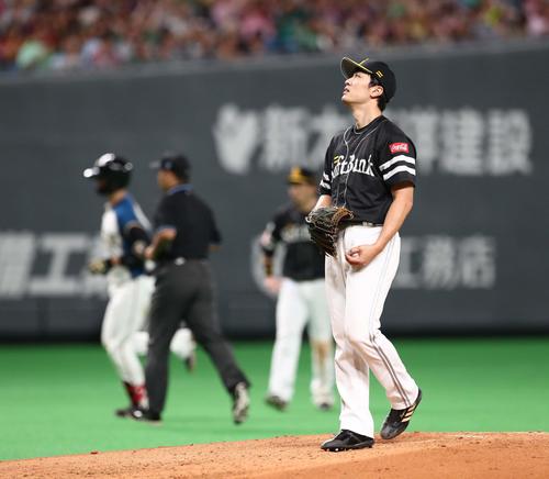 日本ハム対ソフトバンク　5回裏日本ハム2死、清水に本塁打を浴びる和田（撮影・黒川智章）