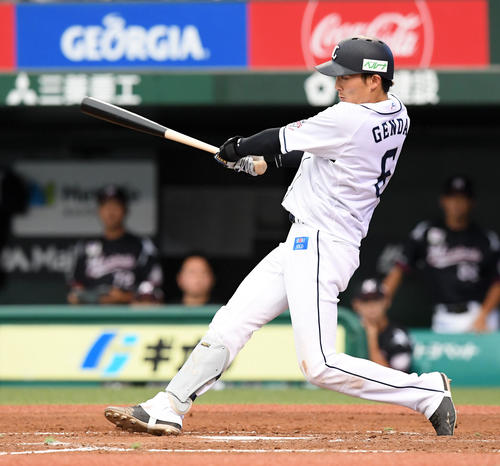 西武対ロッテ　5回裏西武2死、右前安打を放つ源田（撮影・たえ見朱実）