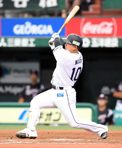 西武対ロッテ　5回裏西武2死一塁、右前安打を放つ森（撮影・たえ見朱実）