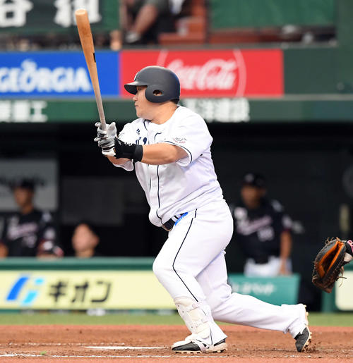 西武対ロッテ　5回裏西武2死一、二塁、右前に適時打を放つ中村（撮影・たえ見朱実）