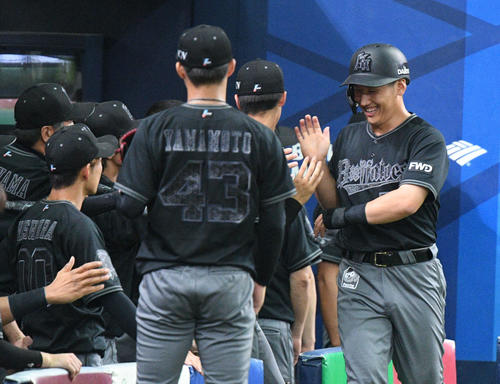 1回裏オリックス2死一、二塁、中川圭太の適時打で生還した吉田正尚（右端）はナインに迎えられる（撮影・渦原淳）