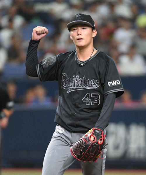 7回表楽天2死一、三塁、辰己を見逃し三振に打ち取りガッツポーズの山本由伸（撮影・渦原淳）