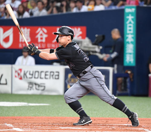 オリックス対楽天　1回裏オリックス1死二塁、吉田正尚は左前適時安打を放つ（撮影・奥田泰也）