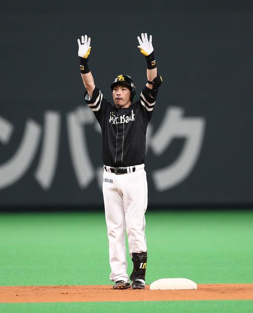 日本ハム対ソフトバンク　2回表ソフトバンク無死二塁、左翼線に通算300二塁打を放つ松田宣（撮影・黒川智章）