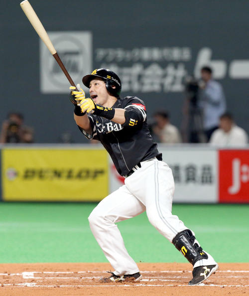日本ハム対ソフトバンク　2回表ソフトバンク無死二塁、松田宣は先制となる適時二塁打を放つ（撮影・佐藤翔太）