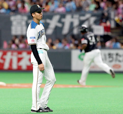 日本ハム対ソフトバンク　3回表ソフトバンク2死一塁、デスパイネ（右奥）に右越え2点本塁打を浴びる日本ハム杉浦（撮影・佐藤翔太）