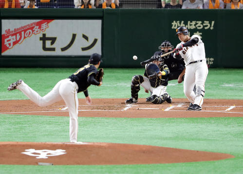 巨人対阪神　1回裏巨人1死一、二塁、岡本和真は右越え先制適時二塁打を放つ。投手岩貞（撮影・浅見桂子）