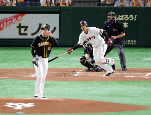 巨人対阪神　1回裏巨人1死一、二塁、岡本和真は右越え先制適時二塁打を放つ。投手岩貞（撮影・浅見桂子）