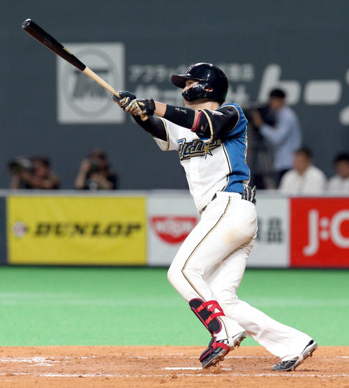 日本ハム対ソフトバンク　5回裏日本ハム2死、清水は左越え本塁打を放つ（撮影・佐藤翔太）