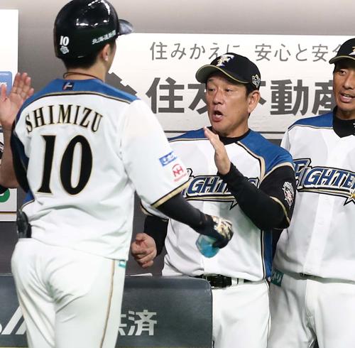 日本ハム対ソフトバンク　5回裏、本塁打を放った清水を出迎える栗山監督（撮影・黒川智章）