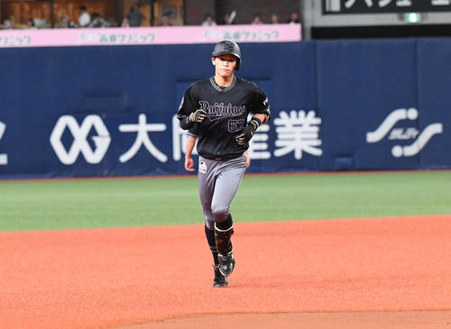 6回裏オリックス無死、中川圭太は左越え本塁打を放つ（撮影・奥田泰也）