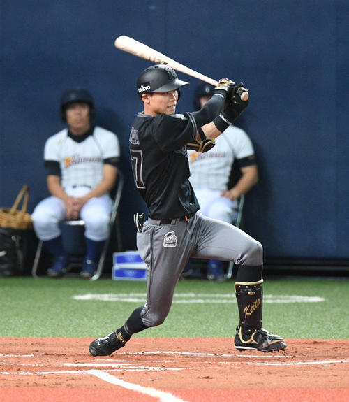 1回裏オリックス2死一、二塁、中川圭太は適時打を放つ（撮影・渦原淳）