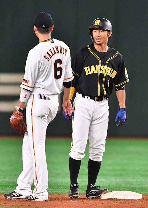 4回表阪神2死一、三塁、木浪聖也の適時打で二塁に進塁し坂本勇人（左）の声掛けに笑顔を見せる鳥谷敬（撮影・上田博志）