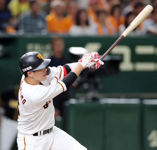 巨人対阪神　3回裏巨人2死、左越えソロ本塁打を放つ坂本勇（撮影・垰建太）