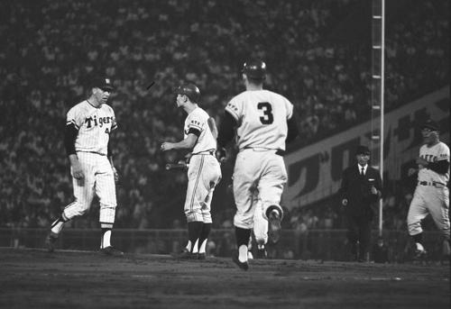 68年9月、阪神対巨人　阪神のジーン・バッキー投手（左端）の2球続けた危険球に、王貞治はバットを持ったまま抗議する。背番号3は長嶋茂雄、右端は荒川博コーチ