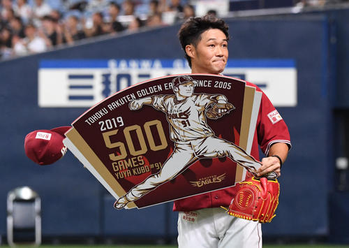 6回からマウンドにあがった久保裕也は500試合登板を達成する（撮影・奥田泰也）