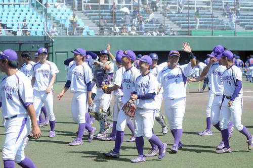 2大会ぶりの本大会出場を決め、笑顔を見せるヤマハの選手や指導者たち