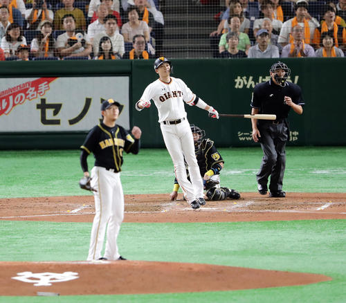 巨人対阪神　3回裏巨人2死、坂本勇は左翼ソロ本塁打を放つ。投手岩貞（撮影・浅見桂子）