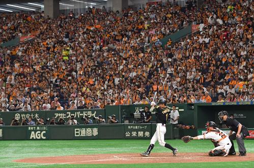 4回表阪神2死満塁、代打で登場し、右前に同点適時打を放つ鳥谷敬（撮影・上田博志）
