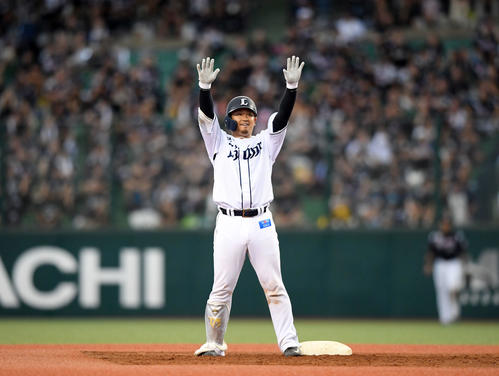 西武対ロッテ　8回裏西武1死一、二塁、右前に適時打を放ちポーズを決める森（撮影・たえ見朱実）