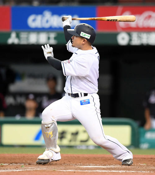 西武対ロッテ　8回裏西武1死一、二塁、右前に適時打を放つ森（撮影・たえ見朱実）