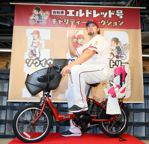 広島対ヤクルト　チャリティーオークションに出品された自転車に乗るエルドレッド（撮影・栗木一考）