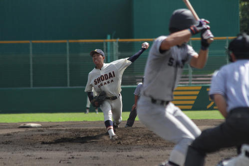 気迫の投球を見せた大商大・橋本侑樹（撮影・柏原誠）