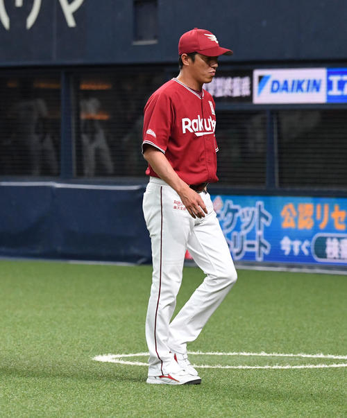 オリックス対楽天　6回、石橋に交代を告げる平石監督（撮影・奥田泰也）
