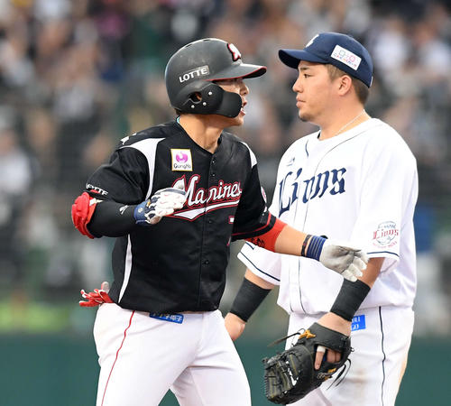 西武対ロッテ　7回表ロッテ2死満塁、走者一掃の中前適時二塁打を放った鈴木はガッツポーズを決める。右は山川（撮影・たえ見朱実）