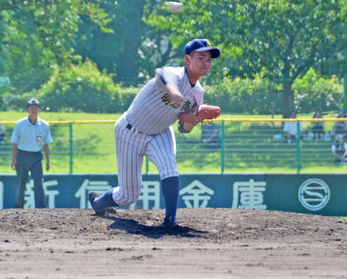 7回に登板し、1安打無失点に抑えた明石商・中森（撮影・望月千草）