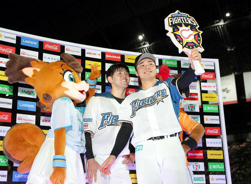 日本ハム対ソフトバンク　自撮りをする日本ハム清宮と清水（左奥）（撮影・佐藤翔太）