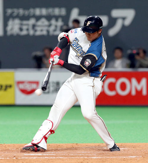 日本ハム対ソフトバンク　8回裏日本ハム1死満塁、清宮は勝ち越しとなる右前適時打を放つ（撮影・佐藤翔太）