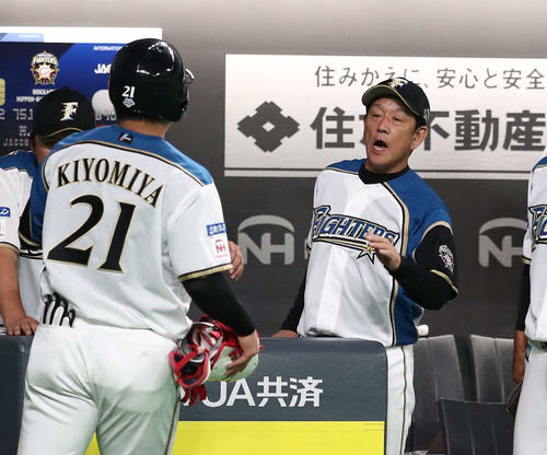 日本ハム対ソフトバンク　8回裏、2点適時打を放った清宮を出迎える栗山監督（撮影・黒川智章）