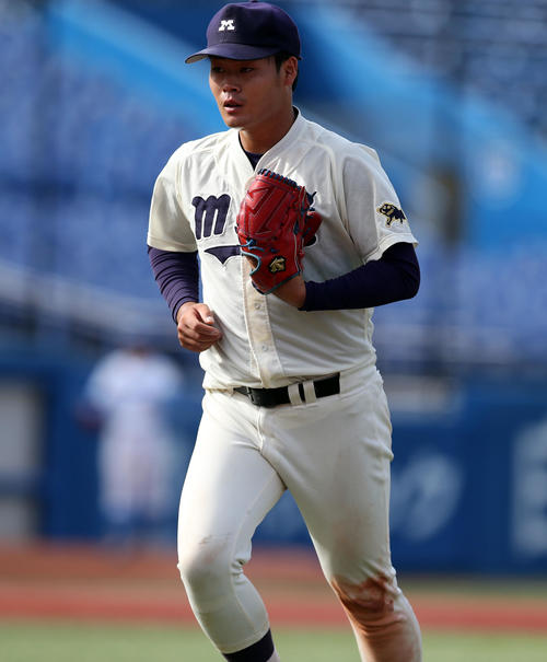 東大対明大　4回表東大2死三塁、三振でピンチを切り抜けベンチに戻る伊勢（撮影・大野祥一）