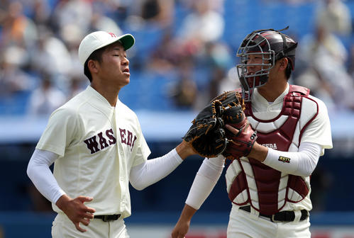 早大対法大　2回裏法大2死一塁、三振に仕留め、小藤（右）とグラブタッチする徳山（撮影・大野祥一）