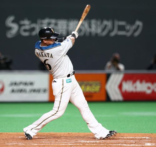 日本ハム対ソフトバンク　8回裏日本ハム1死一、二塁、左前適時打を放つ中田（撮影・黒川智章）
