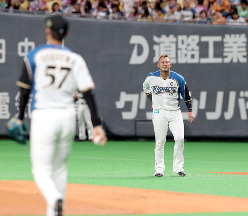 日本ハム対ソフトバンク　1回裏日本ハム1死一、三塁、一併殺打に終わり悔しい表情を見せる中田（撮影・佐藤翔太）