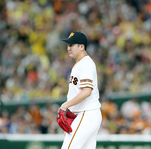 巨人対阪神　2回表阪神2死一、二塁、梅野に適時打を許しさえない表情の菅野（撮影・垰建太）