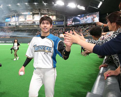 日本ハム対ソフトバンク　試合後、ファンとハイタッチする清水（撮影・黒川智章）