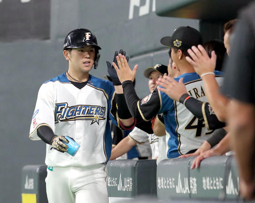 日本ハム対ソフトバンク　5回裏日本ハム2死、左越え本塁打を放ちチームメートに出迎えられる清水（撮影・佐藤翔太）