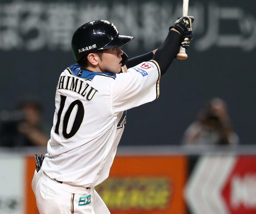 日本ハム対ソフトバンク　8回裏日本ハム2死一、二塁、中前適時打を放つ清水（撮影・黒川智章）