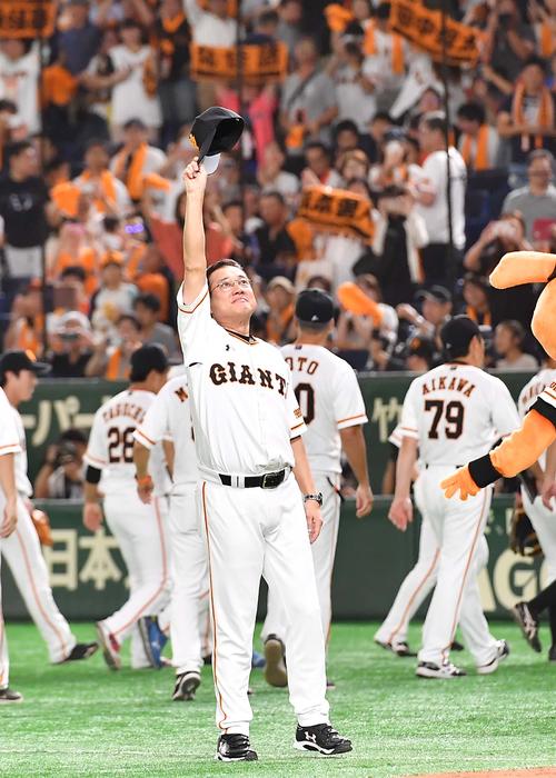 巨人対阪神　阪神に逆転勝利しファンの大歓声に応える原監督（撮影・上田博志）