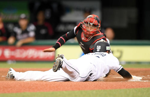 西武対ロッテ　8回裏西武1死満塁、源田壮亮の右前適時打で本塁へヘッドスライディングする代走熊代（撮影・たえ見朱実）